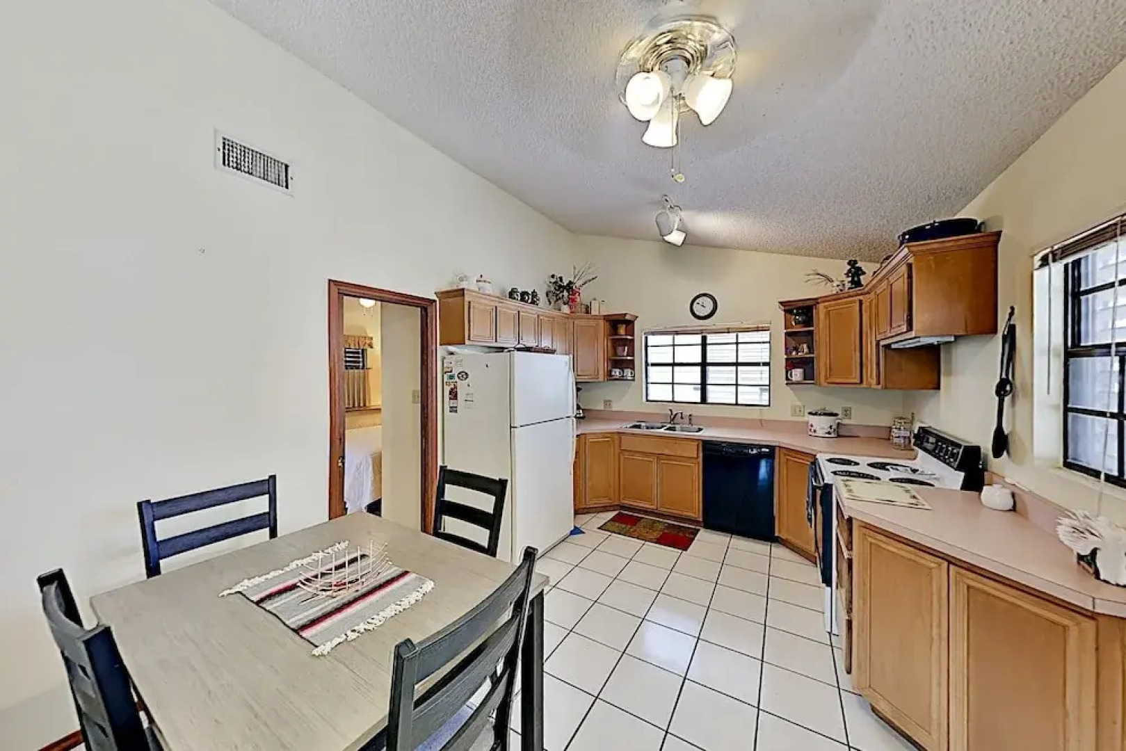 Bayside Getaway: Pools, Tennis, Golf, Private Dock 1 Bedroom Home