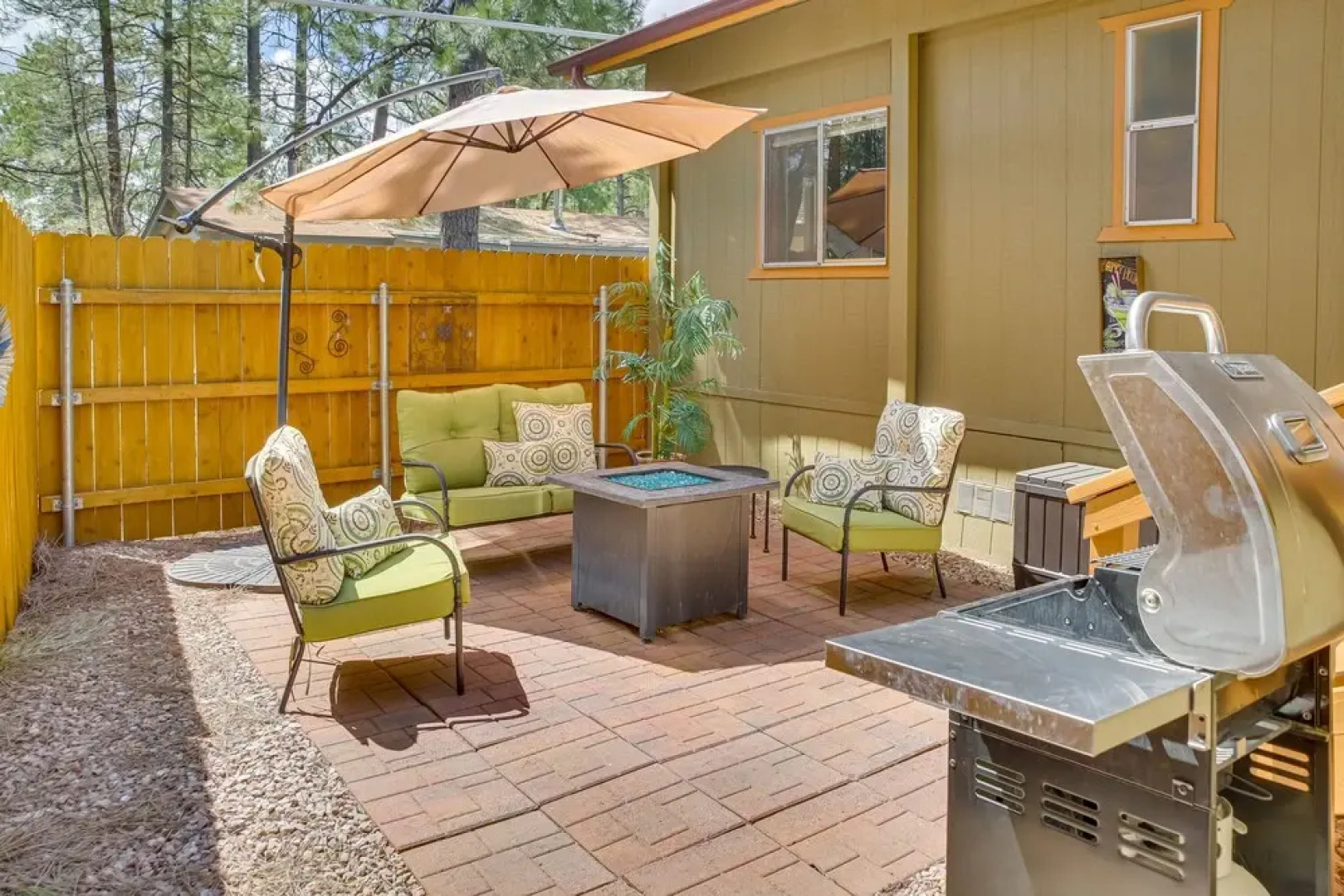 Patio & Grill: Cozy Cabin in Munds Park!
