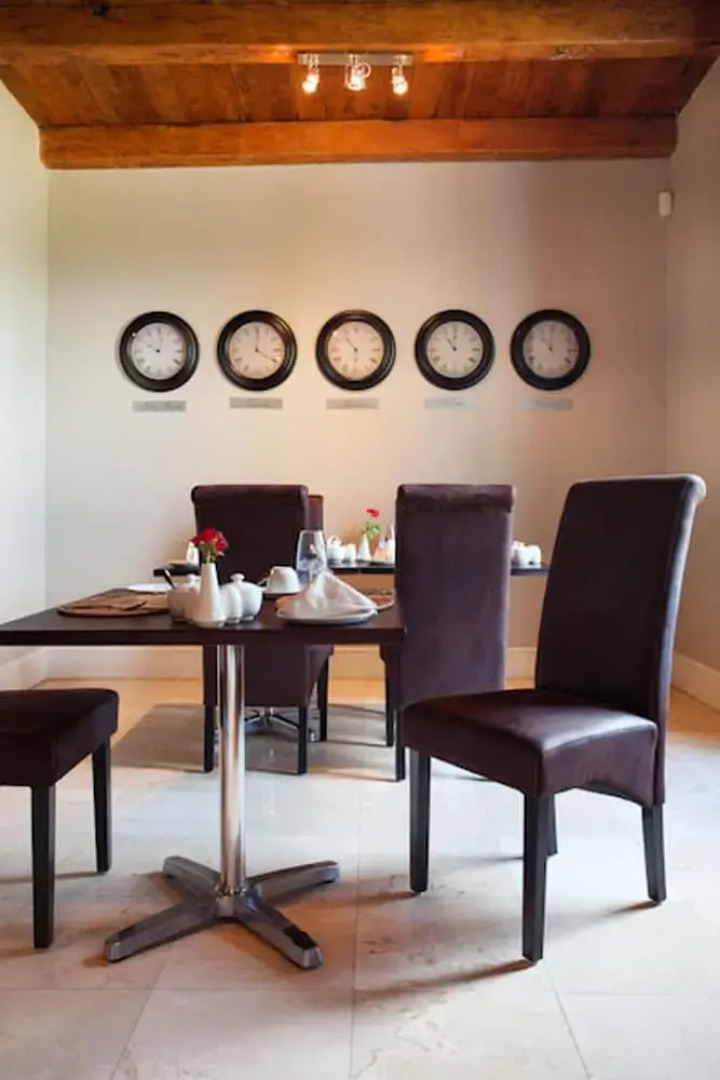 Under Oaks Guesthouse