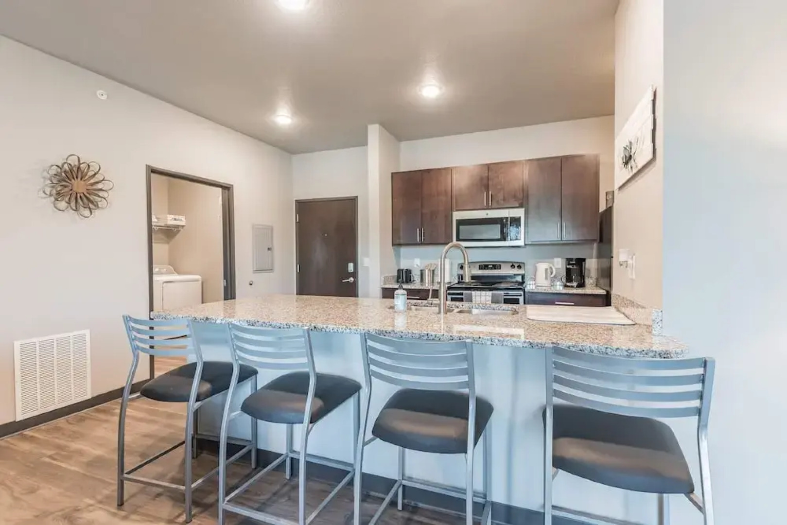 Spacious 2BR Suite W/patio Near Iowa State