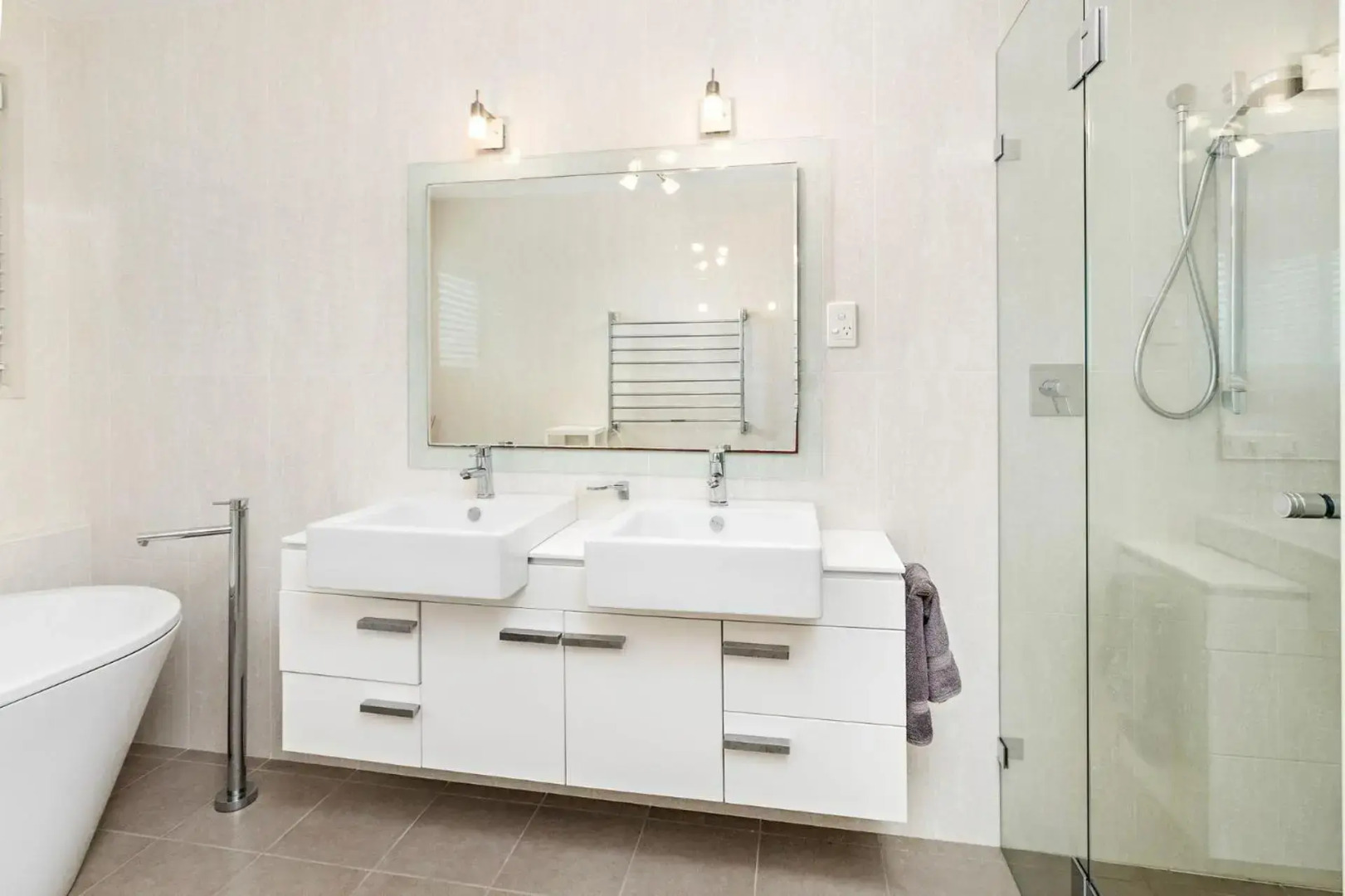 VUE DE LA MER Gerroa 4pm Check Out Sundays