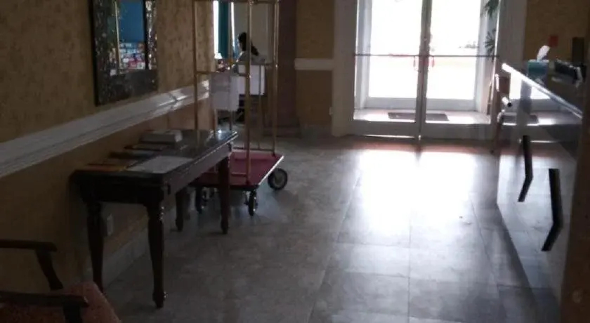 Deluxe 6 Inn & Suites