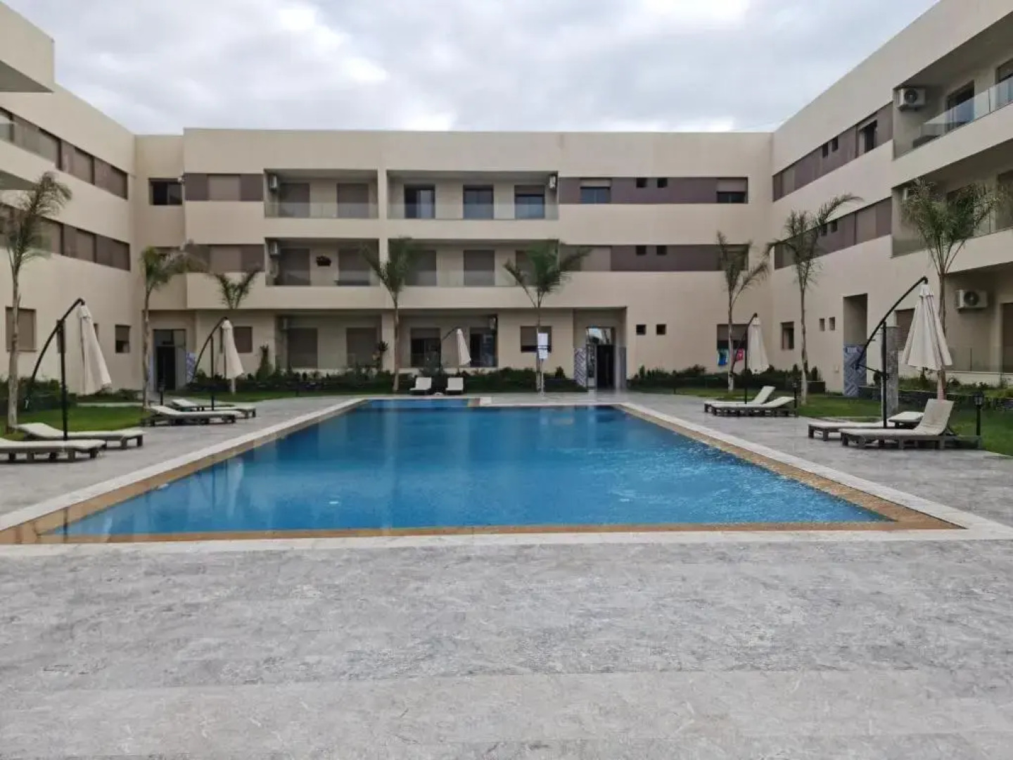 Appartement neuf avec piscine à 300m de la plage!