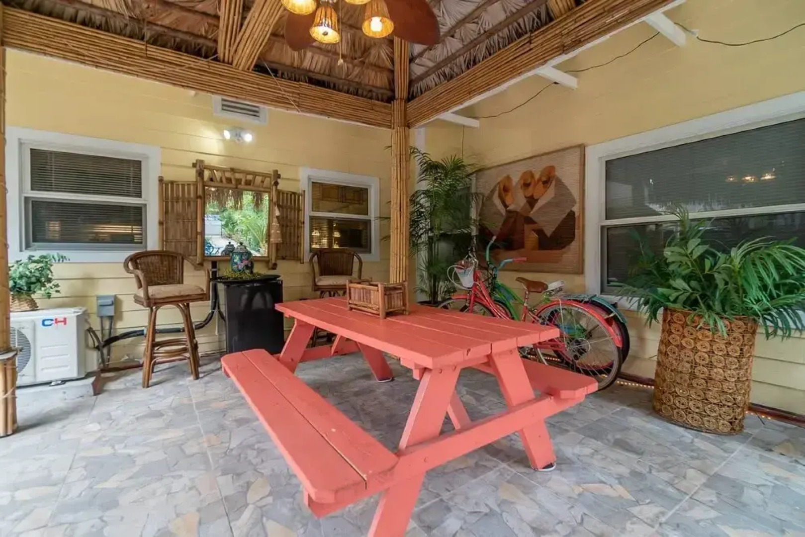 The Secret Garden - The Cottage Near Beach, Shops, Restaurants, Pet Friendly, Close to Lucerne Ave!