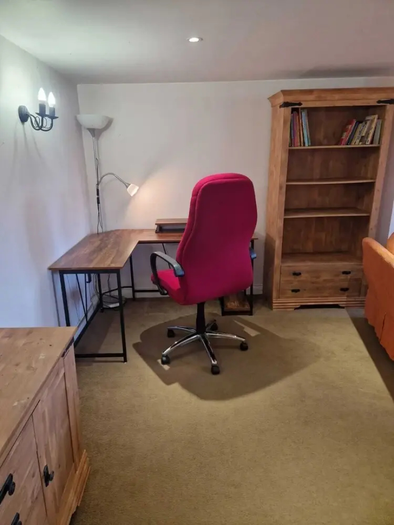 Cottage Sleeps 4 - Pet Friendly w Free Parking