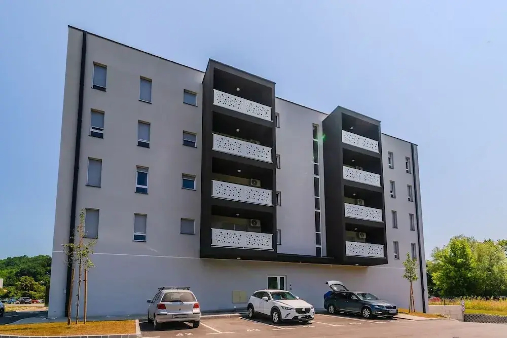 Modern Apartment With Balcony And Garage