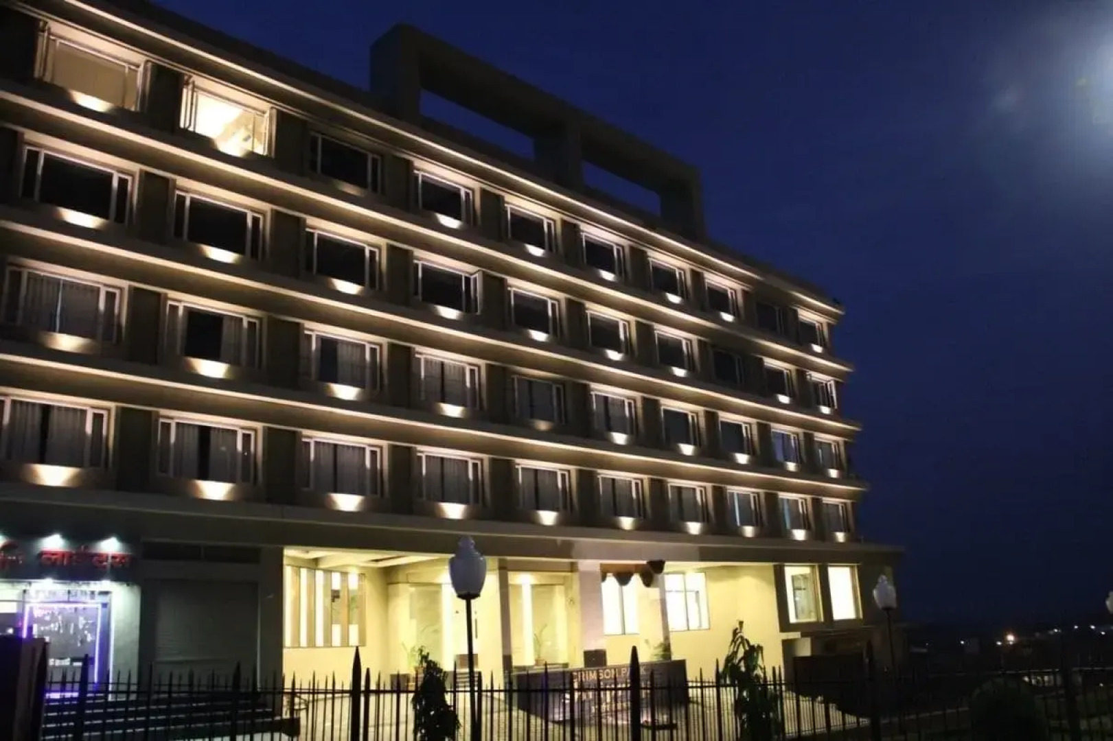 Crimson Park Shripriya Hotel