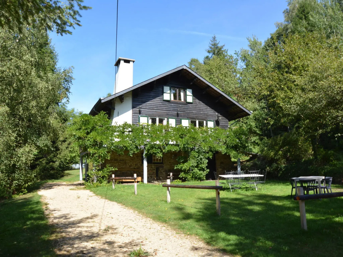 Luxury Pet Friendly Chalet in Bièvre near Forest