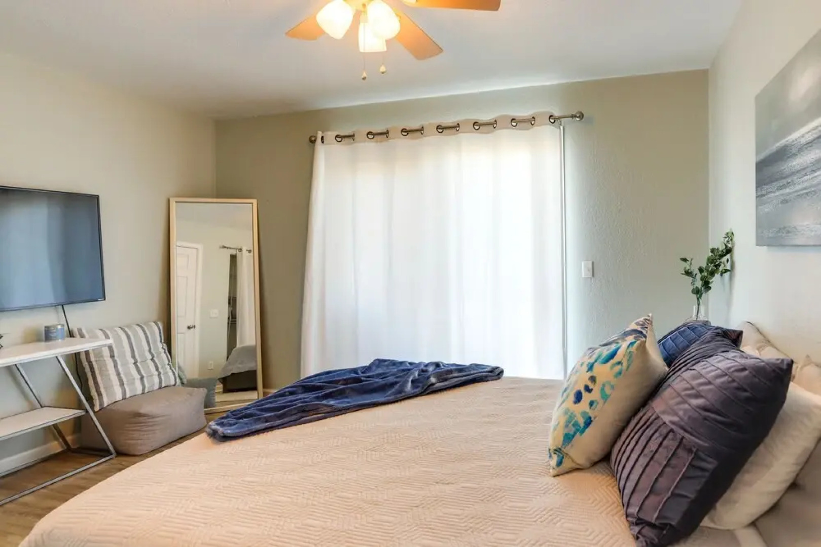 Charming Condo on Lake Erie w/ Community Pool