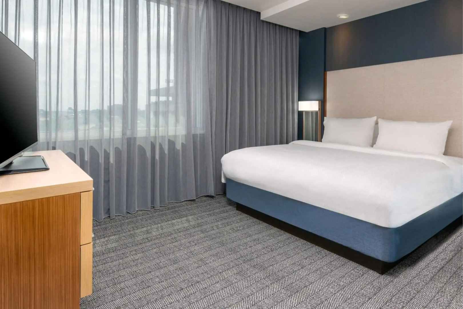 Courtyard Buffalo Downtown / Canalside