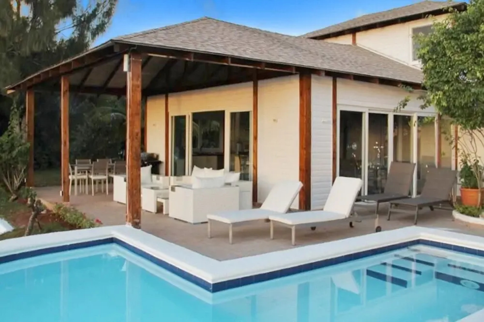 Luxury, 4-bedroom Villa With a Swimming Pool and Superb sea Views