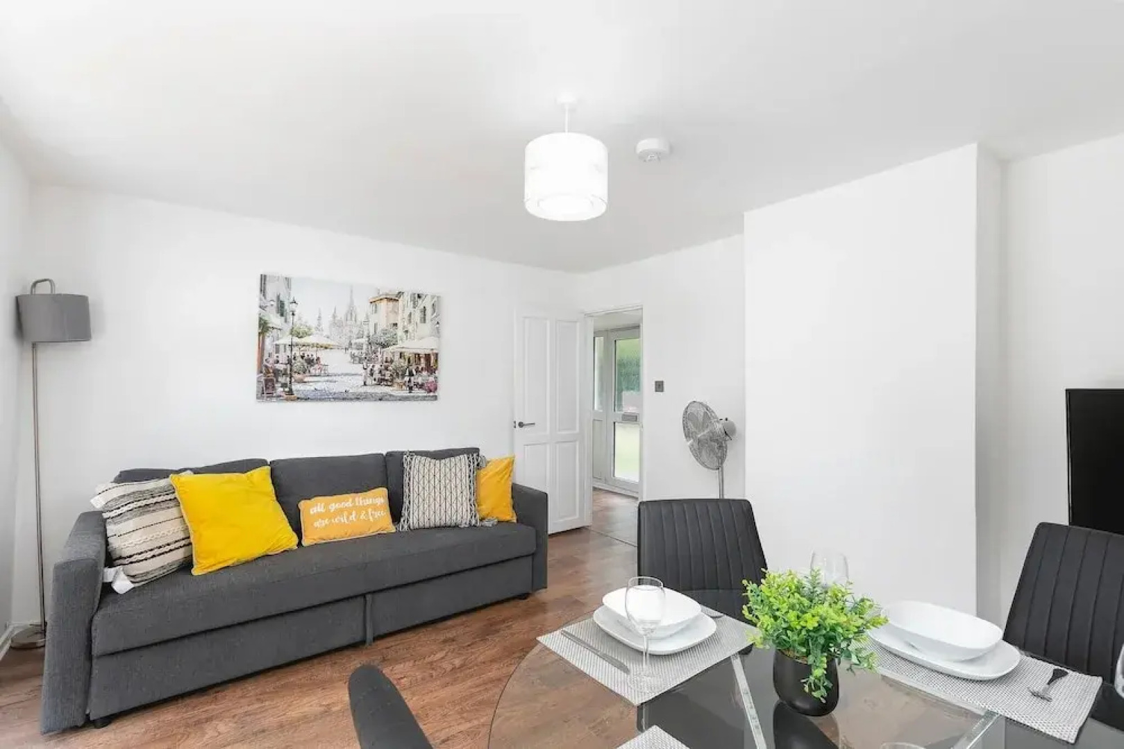 Skyvillion - Lush 2 Bed Hydean Way House & Garden