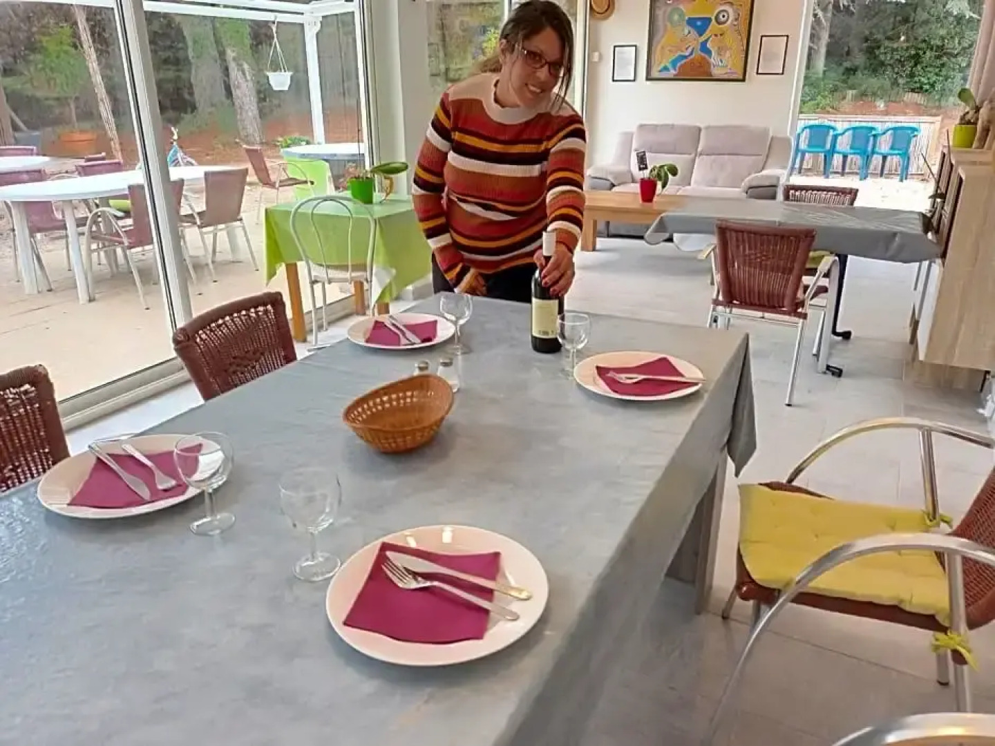Chambres tomate, dans maison avec petit escalier et Stanna, à 6km du festival de piano de la roque d'anthéron