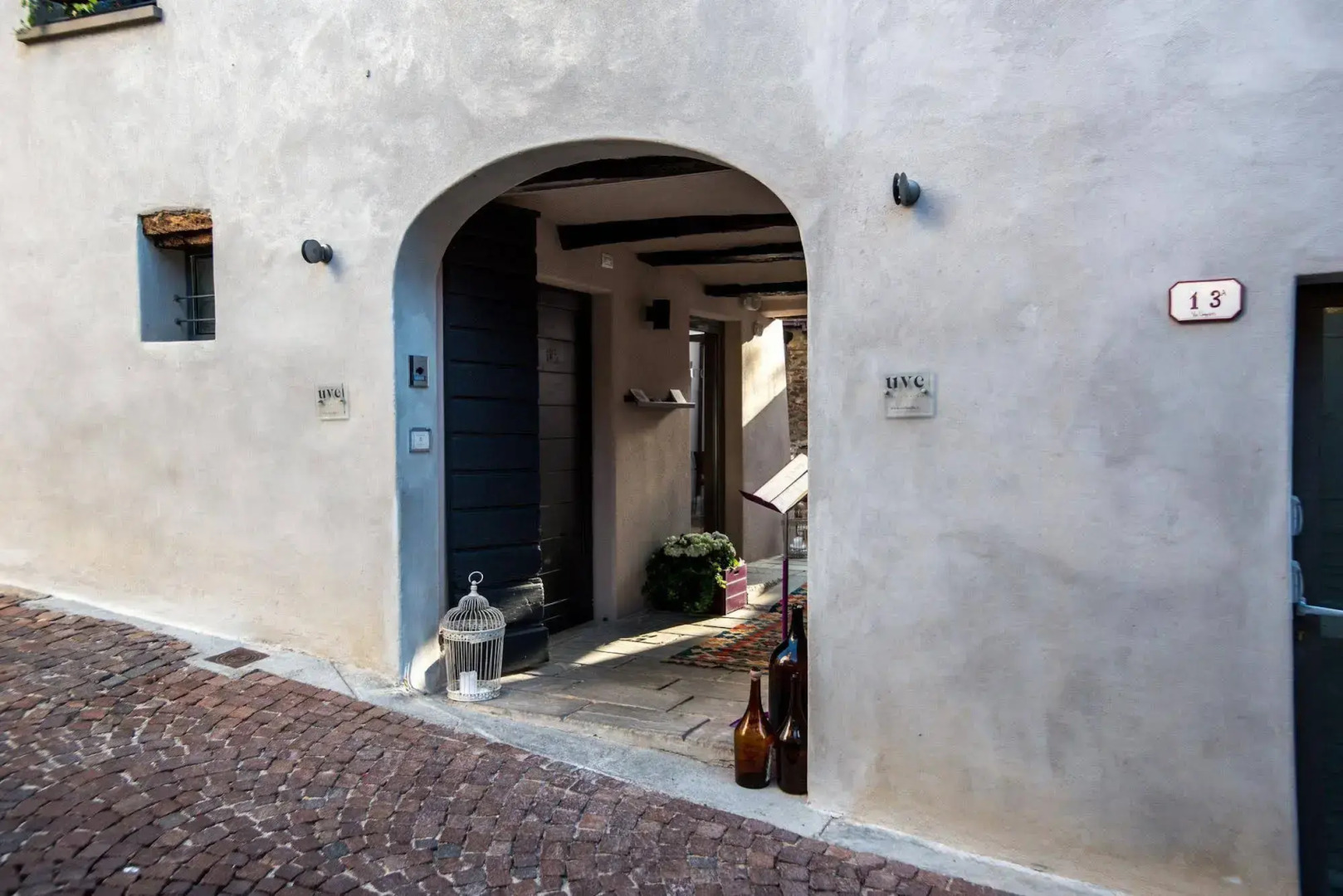 Uve Rooms & Wine Bar