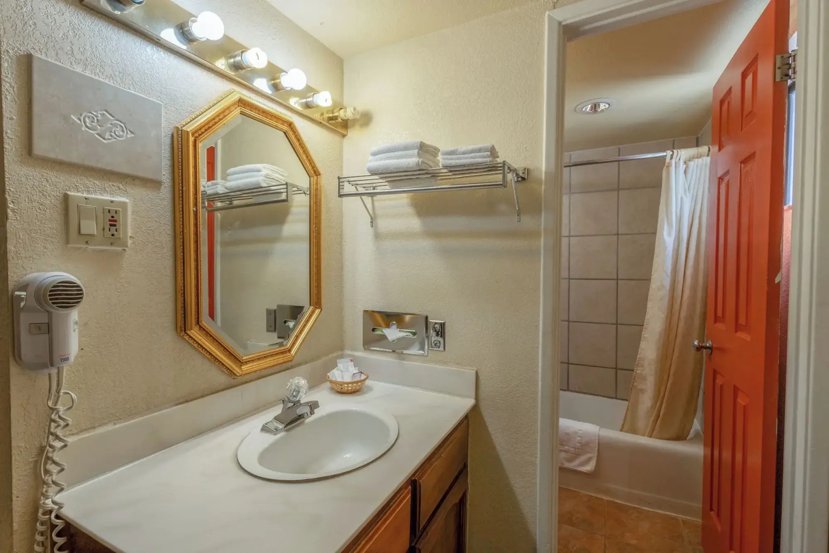 Royal Holiday Motel By Belvilla Gallup I-40