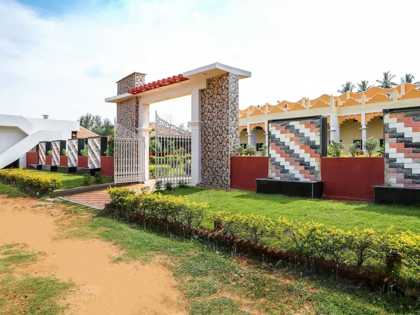 OYO 13893 Stay Simple Brindavan Resort