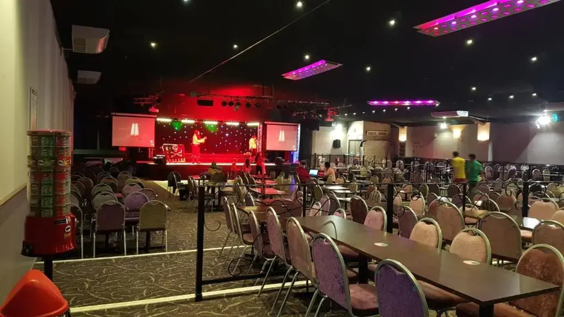 3 Bedroom Caravan with On-Site Pool, Island View 6