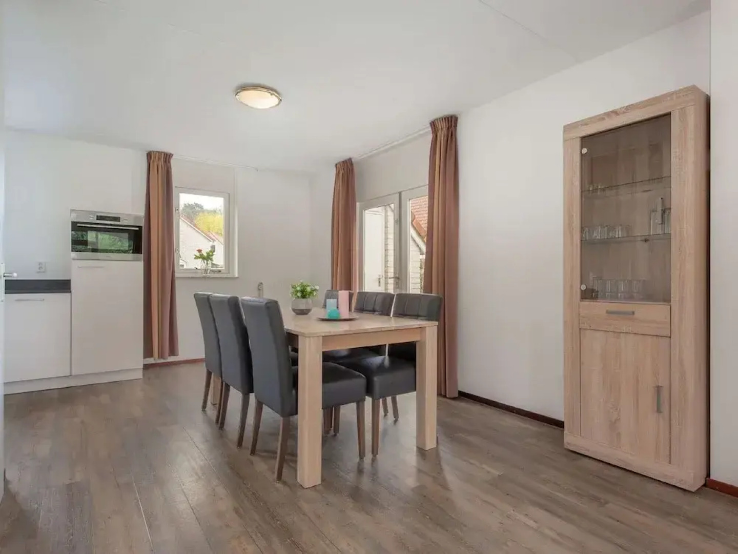 Comfortable Villa with Combi-Microwave in Green Surroundings