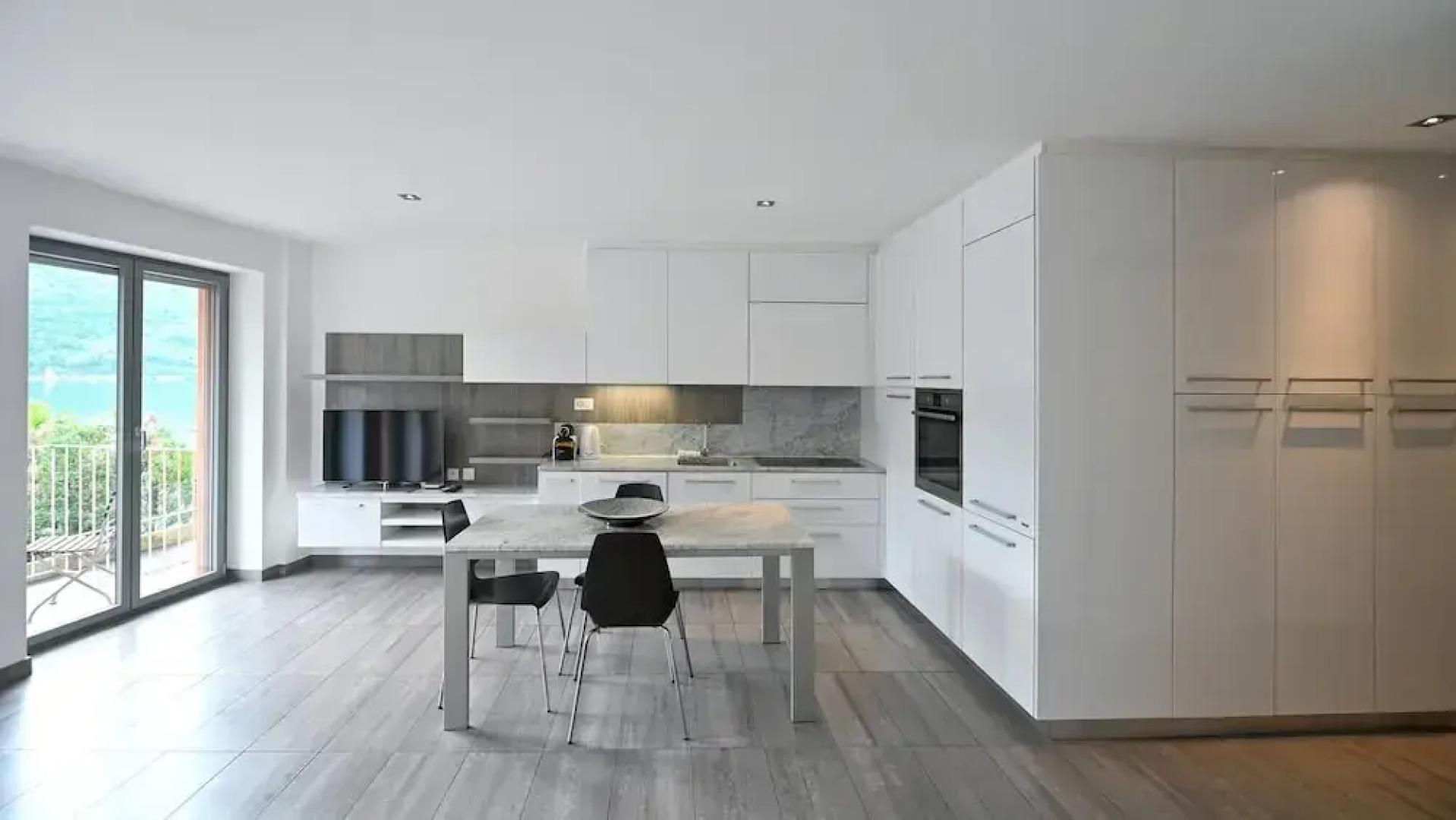 Sunny Suite With Lake View