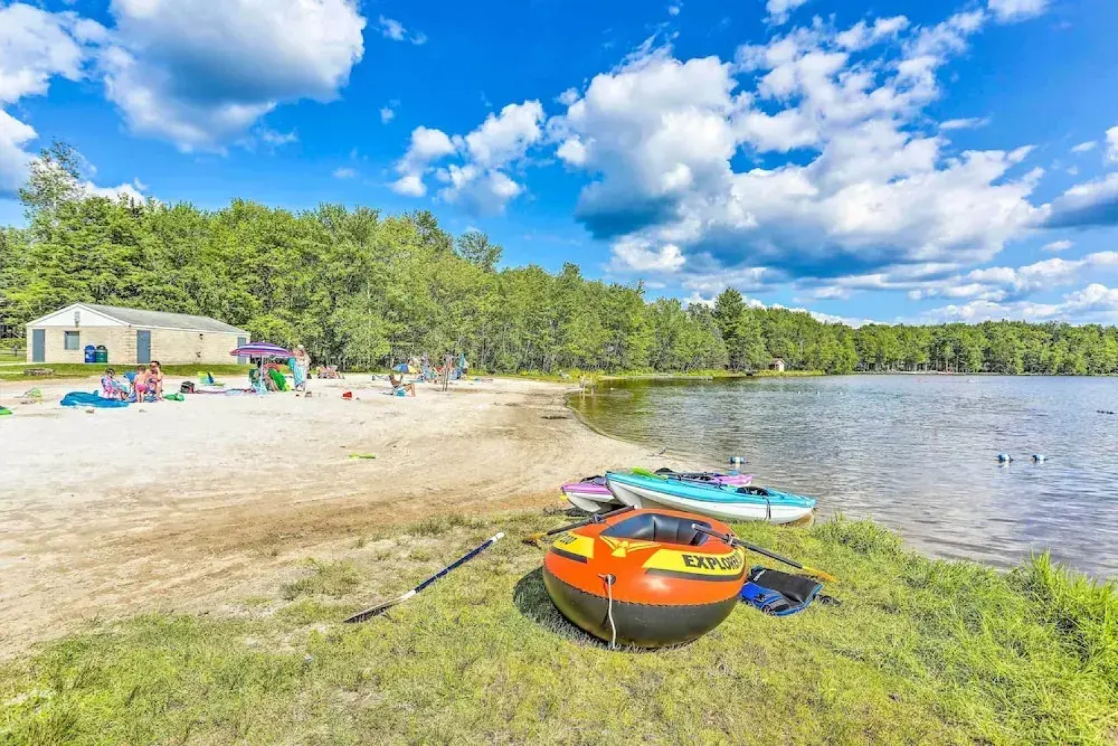 Pet-friendly Cabin w/ Hot Tub in Pocono Lake!