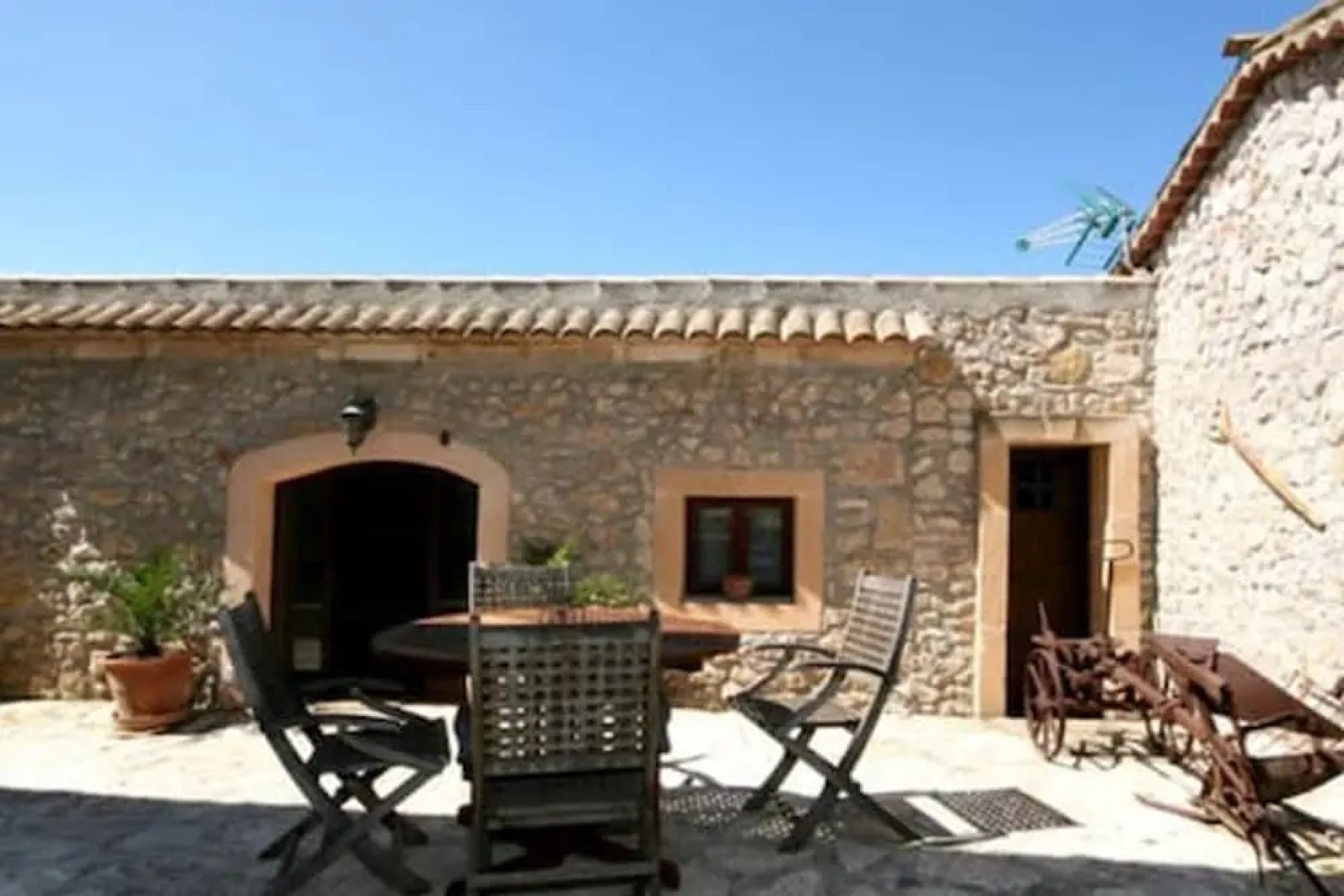 House With one Bedroom in Llubí, With Wonderful Mountain View, Shared Pool, Enclosed Garden Near the Beach