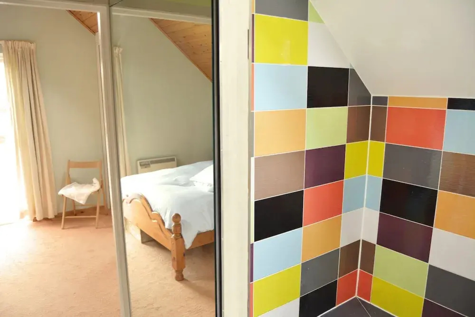 Pet-friendly lakeside house on Spring Lake in the Cotswold Water Park