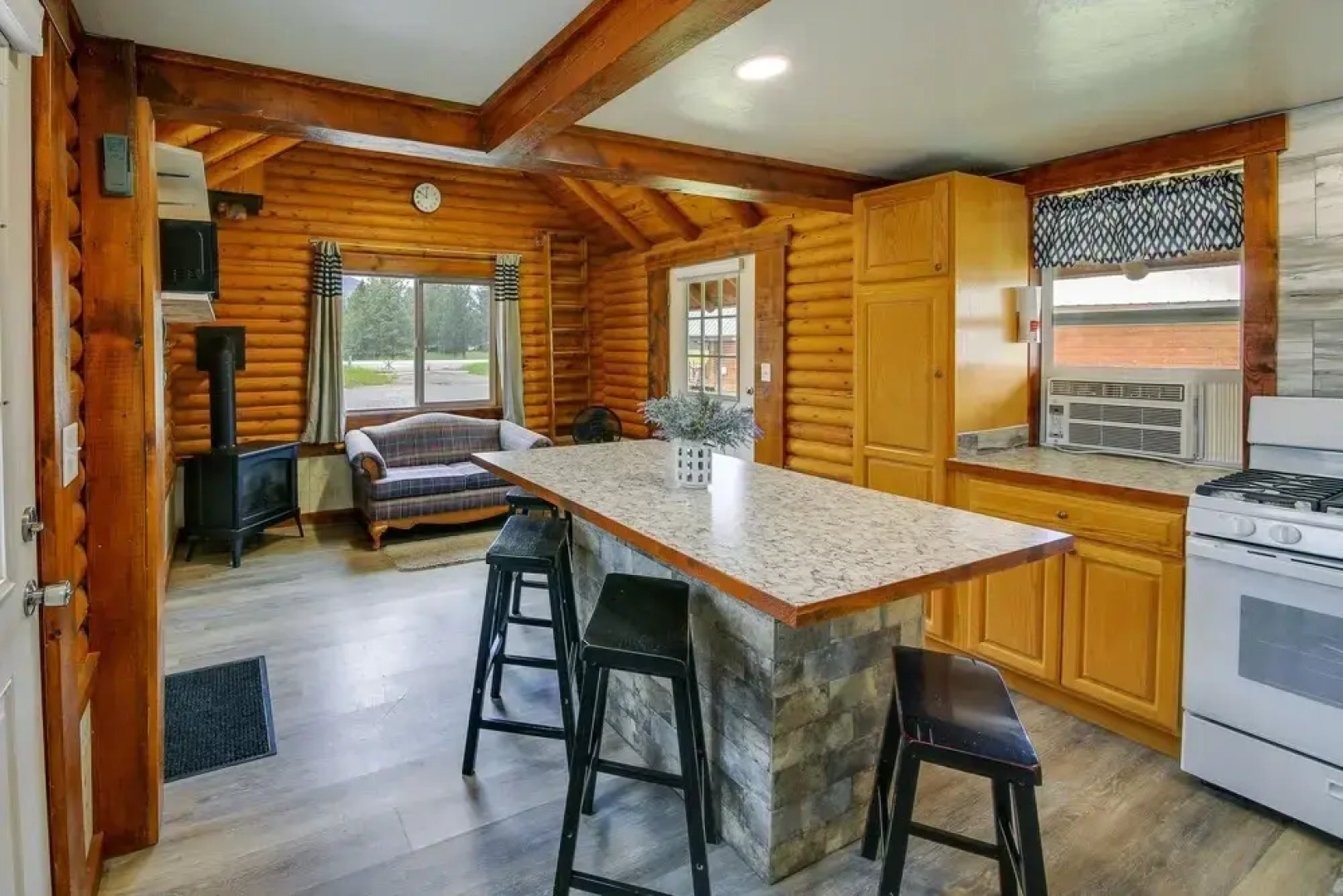 Cozy Thompson Falls Cabin w/ Mountain Views