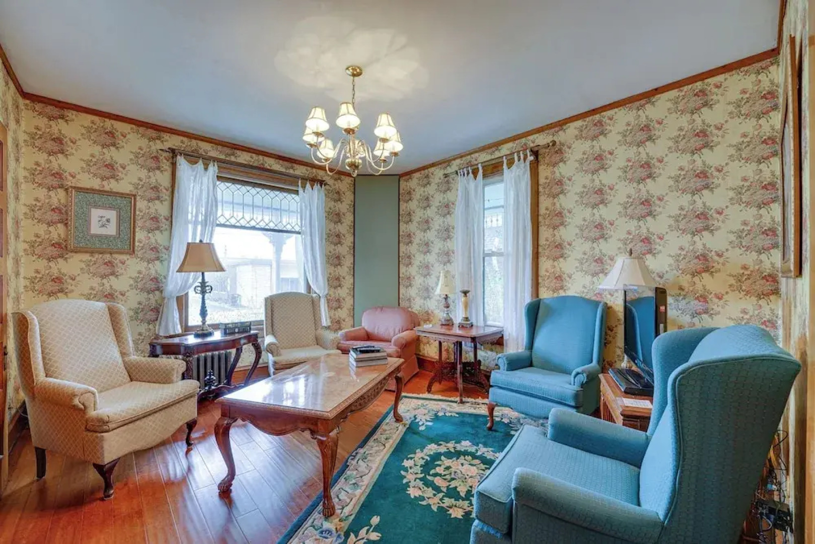 Dtwn Victorian Home - 1 Mi to Lake Michigan Beach!