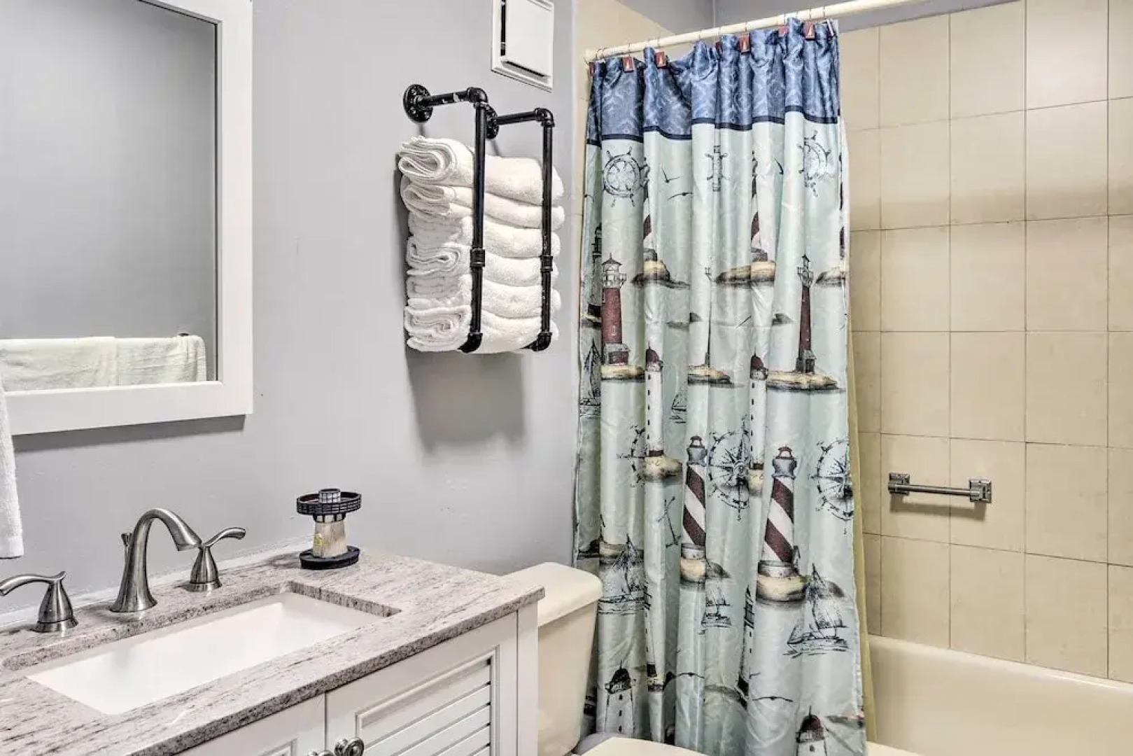 Breezy Condo w/ Ocean View Balcony: Walk to Beach!