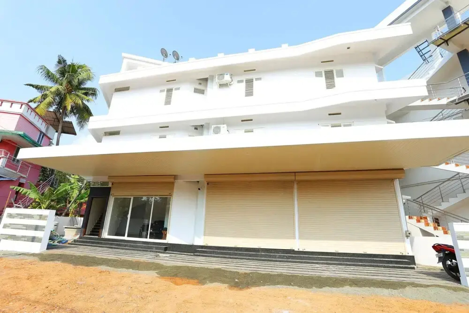 OYO 37302 White Cort