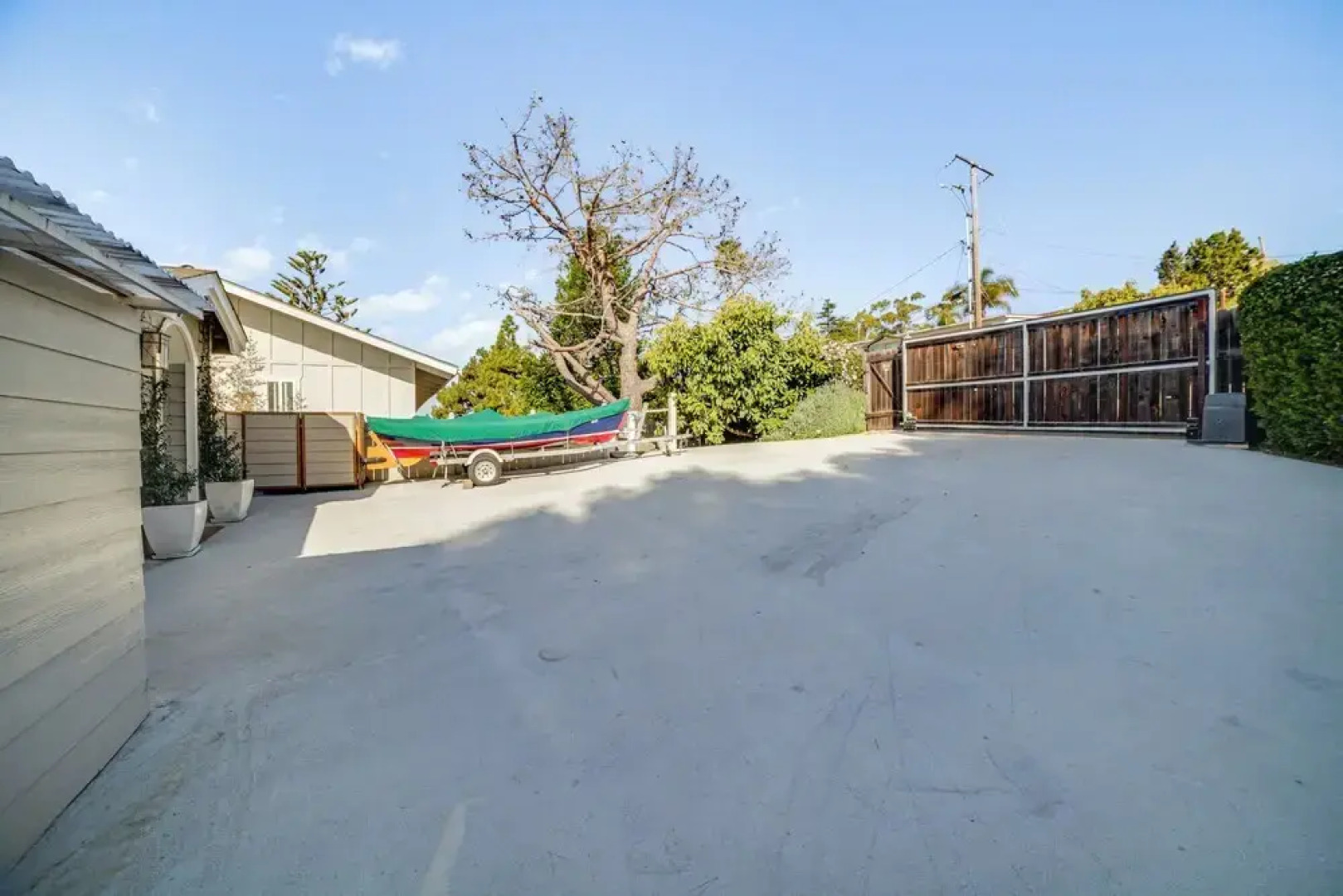 Summerland Home w/ Beach Supplies: Walk to Beach!