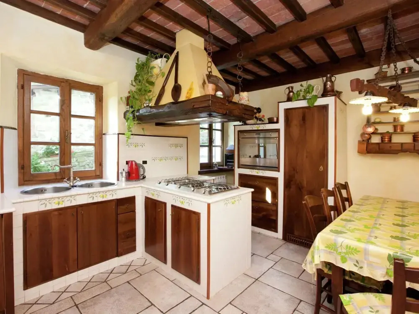 Lovely Farmhouse in Castiglione di Garfagnana with Hot Tub