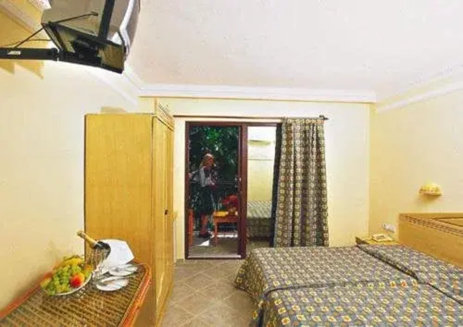 Tropic Beach Club Side