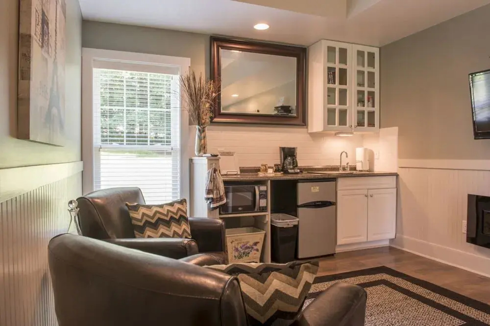 By the Side of the Road Inn & Cottages