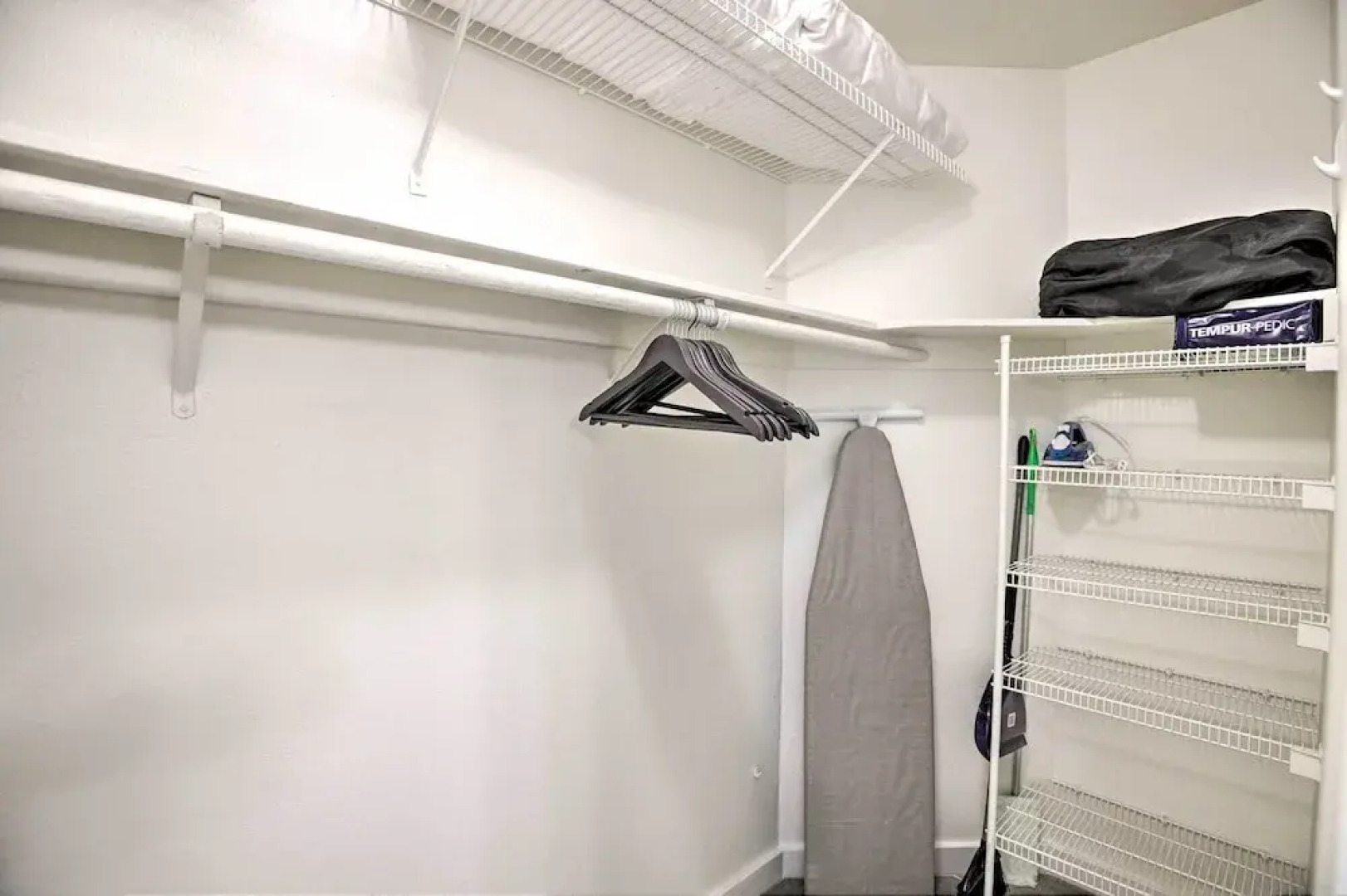 Sleek Phoenix Condo: Walk to Biltmore Fashion Park