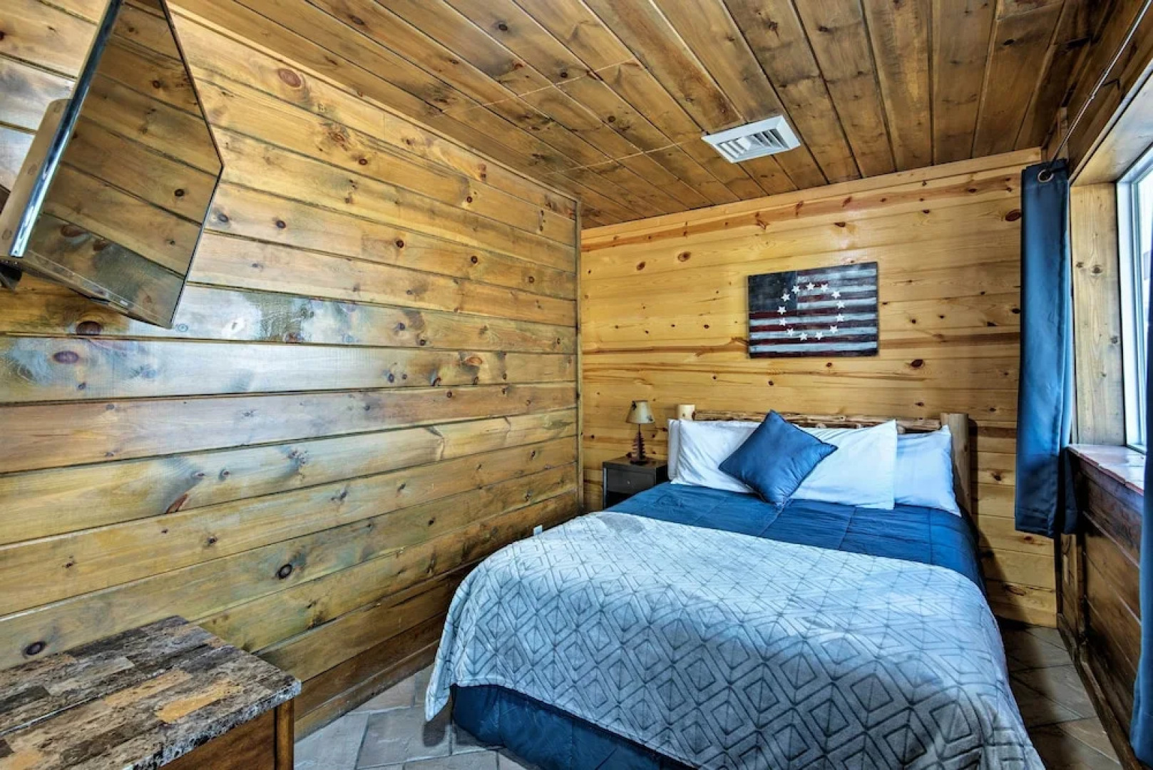 Broken Bow Mountaintop Home w/ Hot Tub!