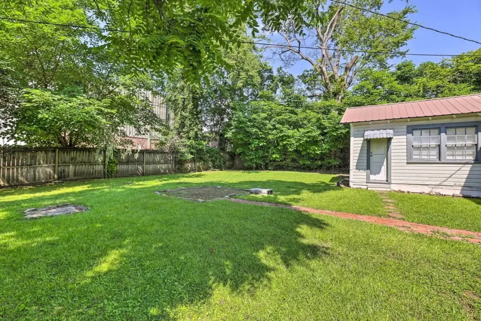 Quaint Leeds Studio w/ Yard ~ 18 Mi to Birmingham!