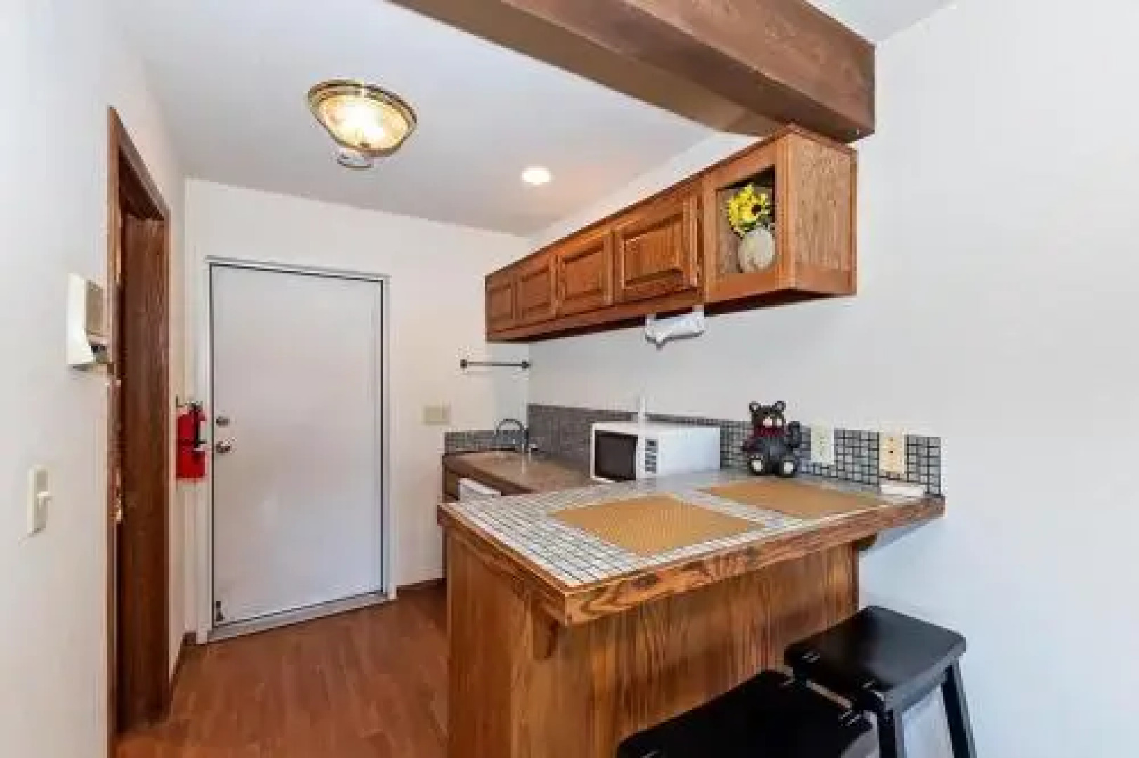 055 Lakefront Ski Getaway Cabin