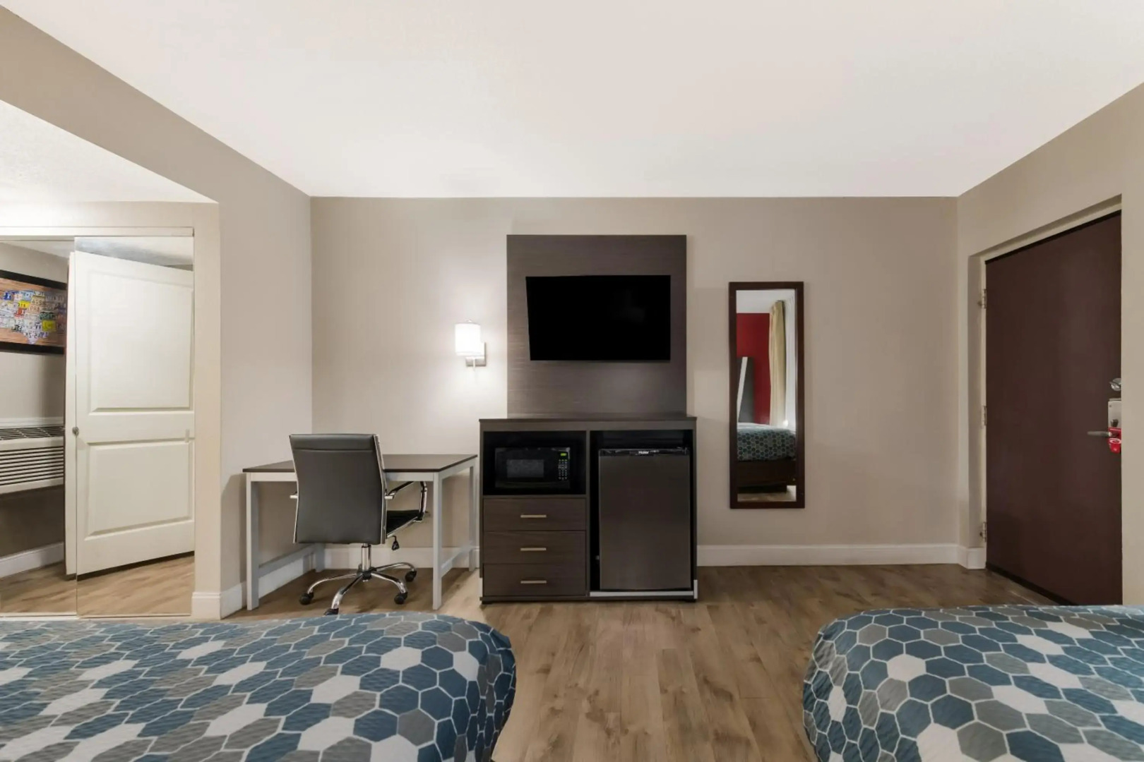 Econo Lodge Inn & Suites On The River