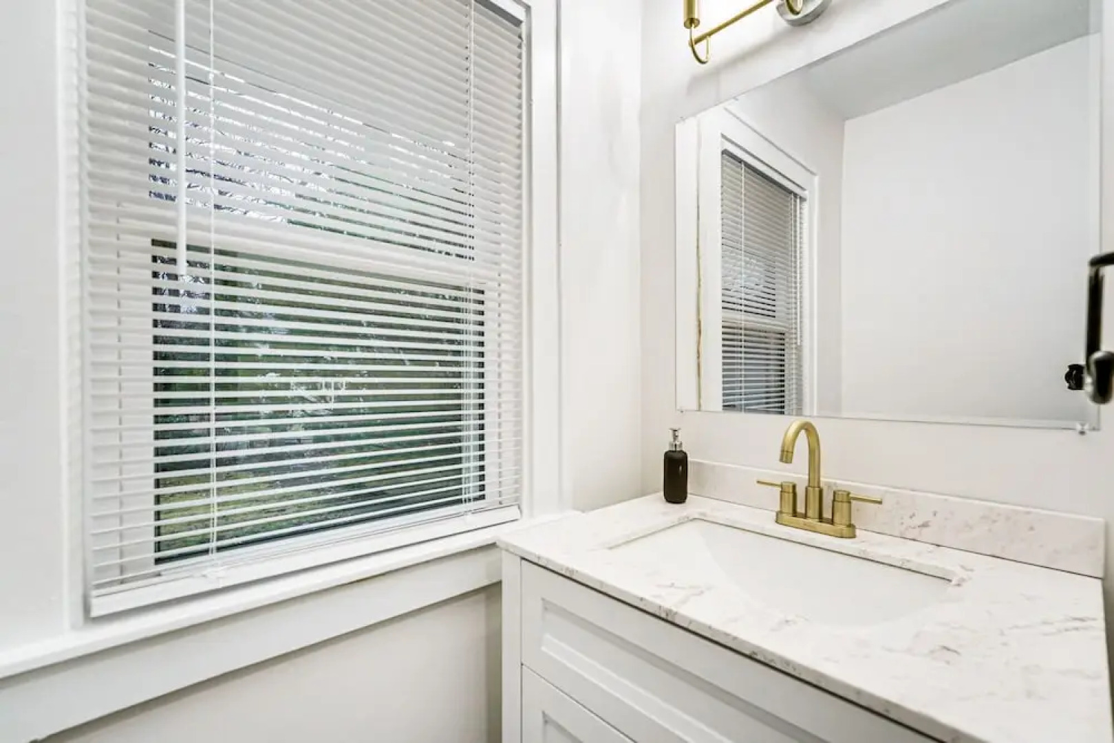 Dog-friendly Pleasant Ridge Home: 13 Mi to Detroit