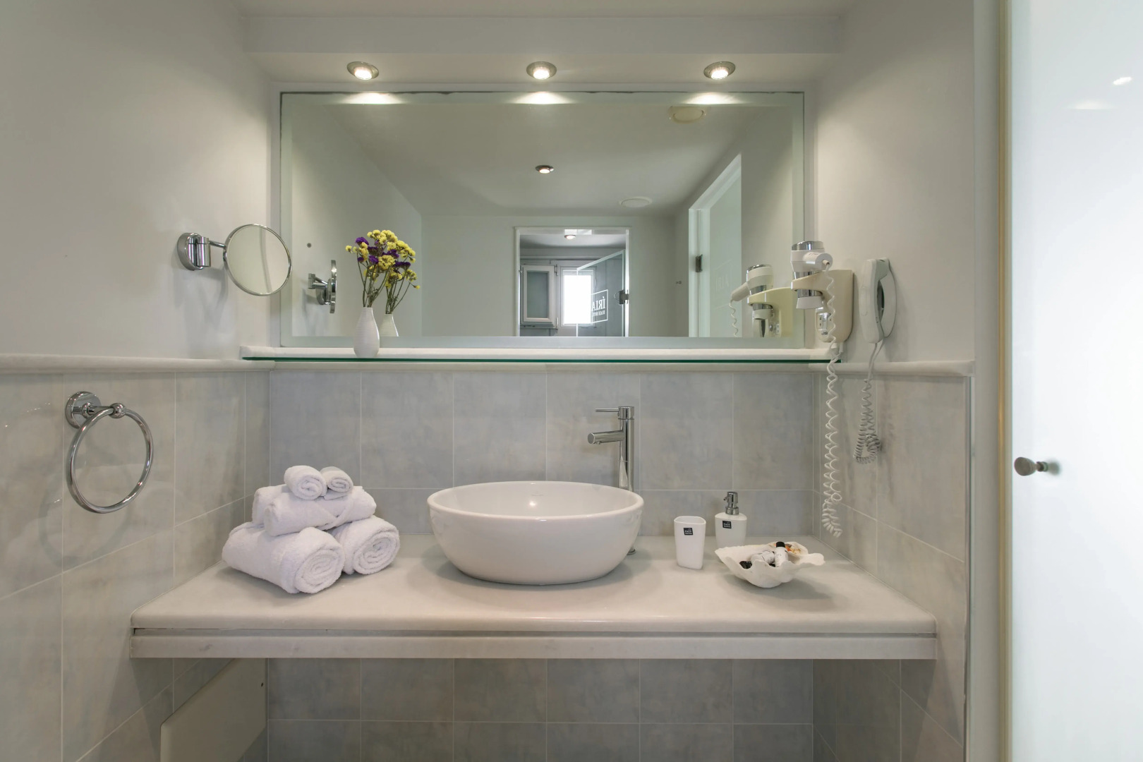 Iria Beach art hotel