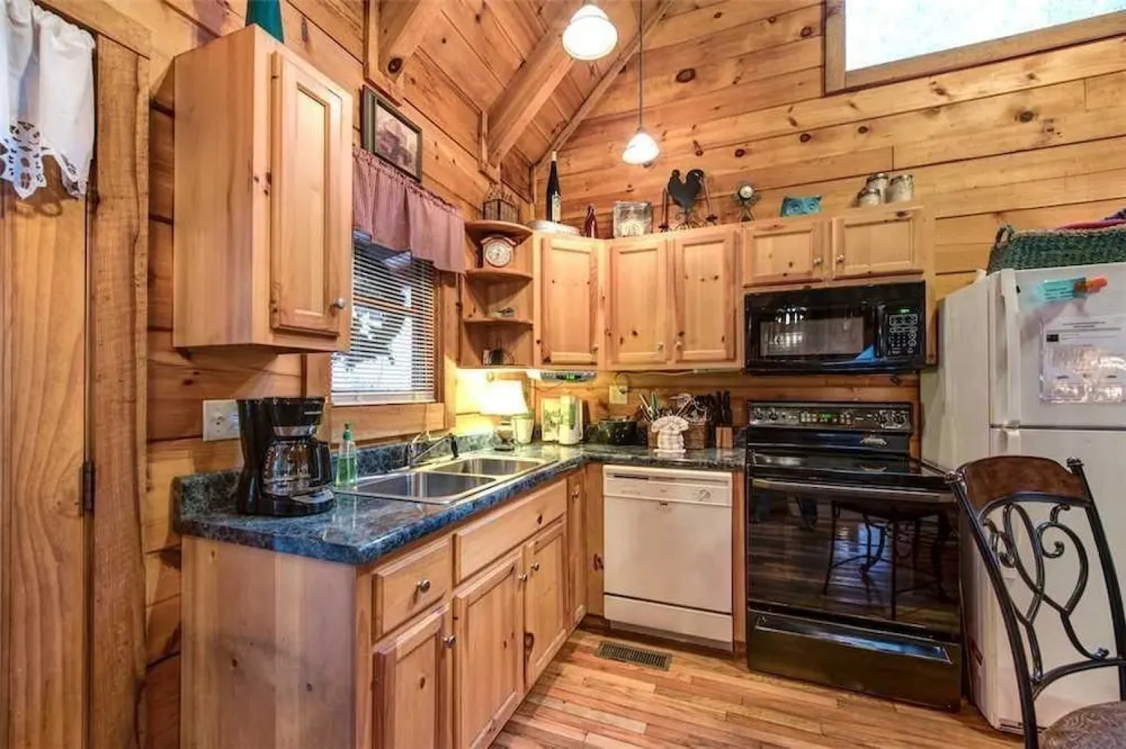 Wild at Heart 1 Bedroom Home with Hot Tub