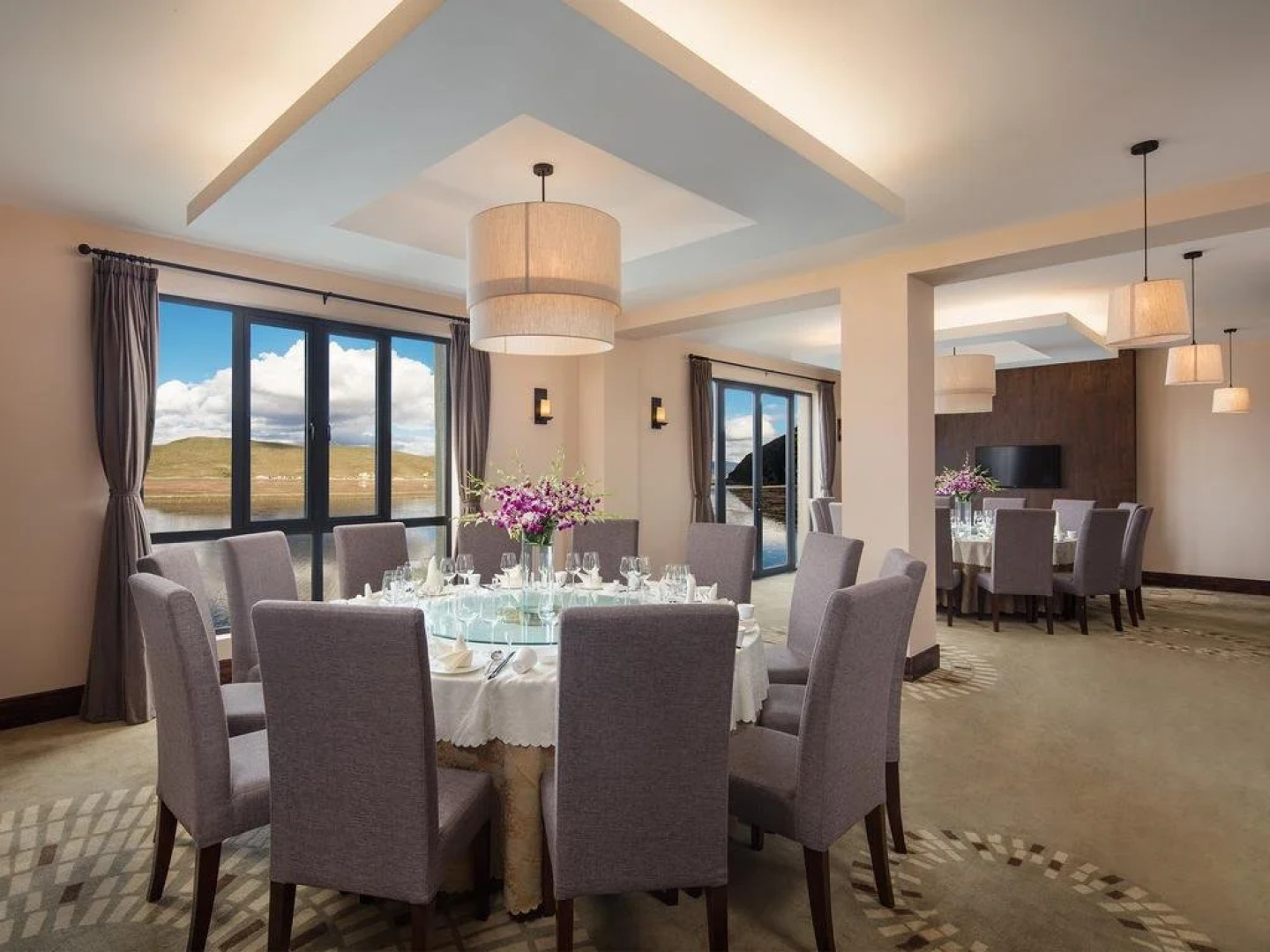 High Mountain Resort Shangri-la