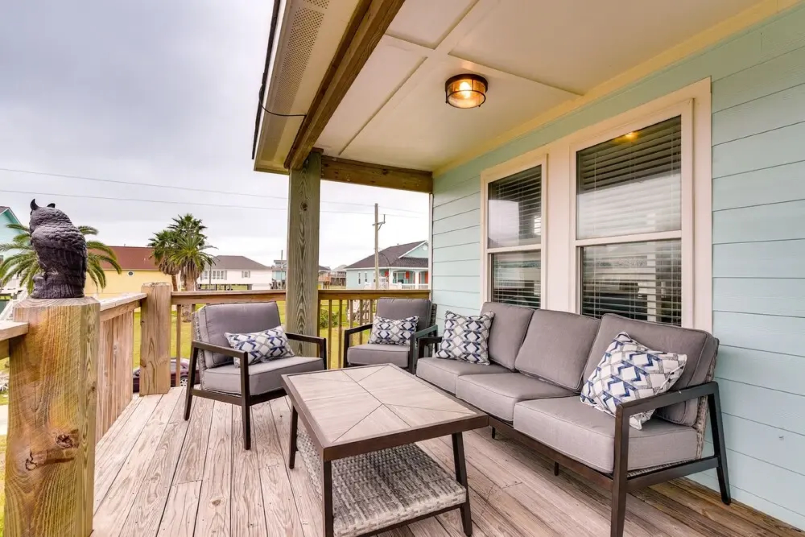Chic Crystal Beach Home w/ Deck: Walk to the Ocean