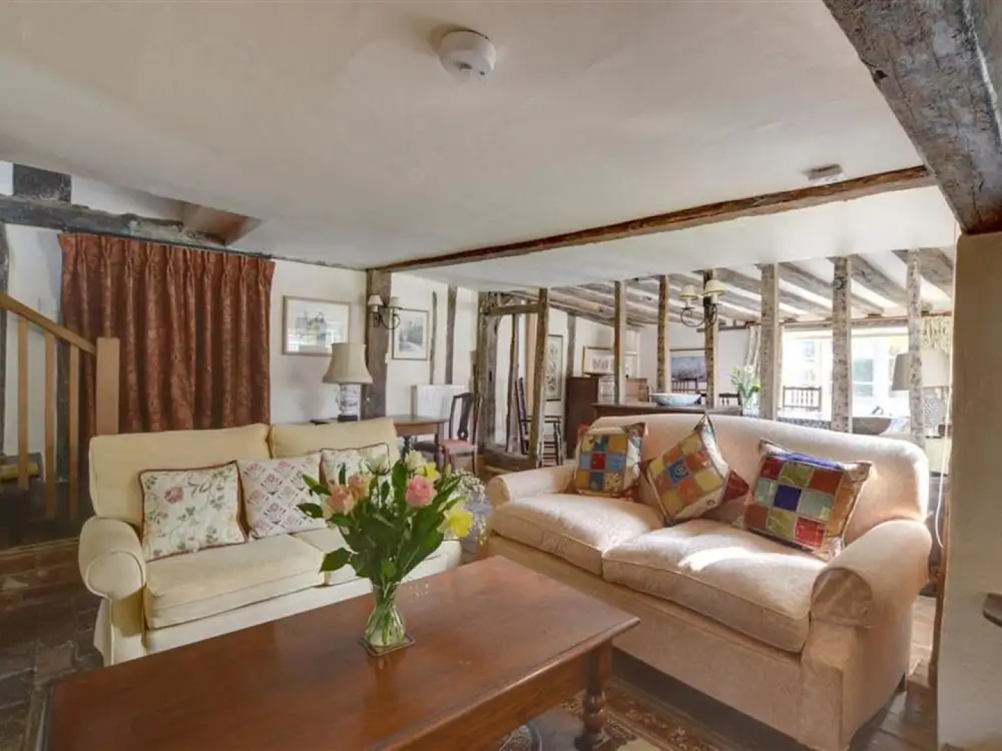 Spacious and Bright Accommodation Full of Original Beams and Antique Furniture