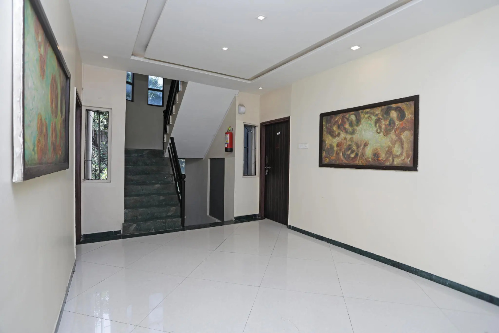 OYO 1216 Hotel New White House