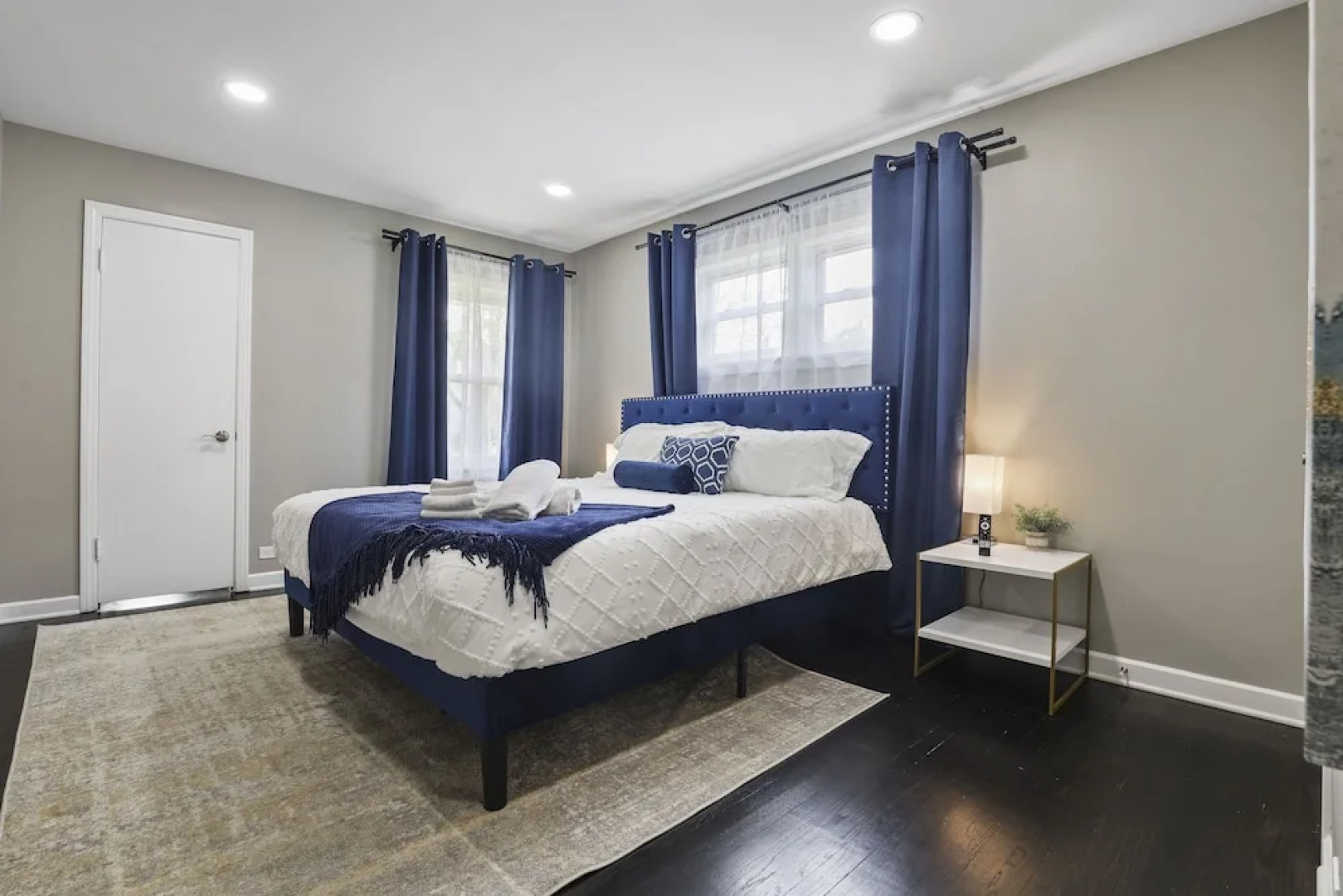 Charming Retreat In The Heart Of Des Plaines 3 Bedroom Residence by RedAwning