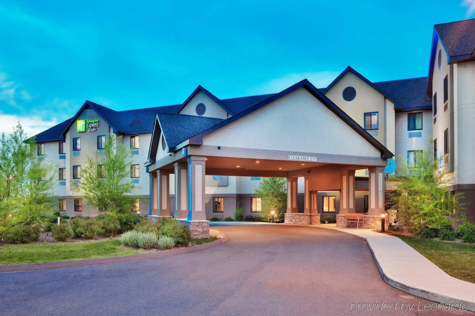 Holiday Inn Express & Suites Bradley Airport by IHG