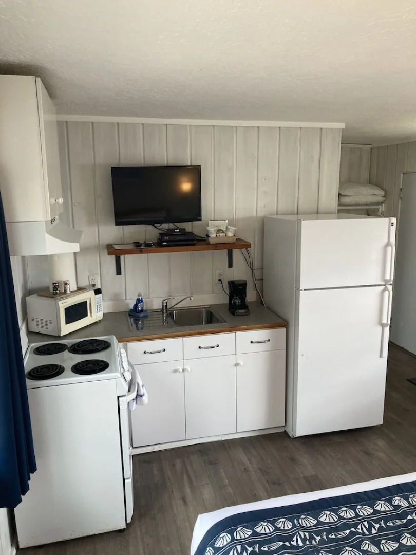 Tillicum Beach Motel (Deane's Oceanfront Lodge)