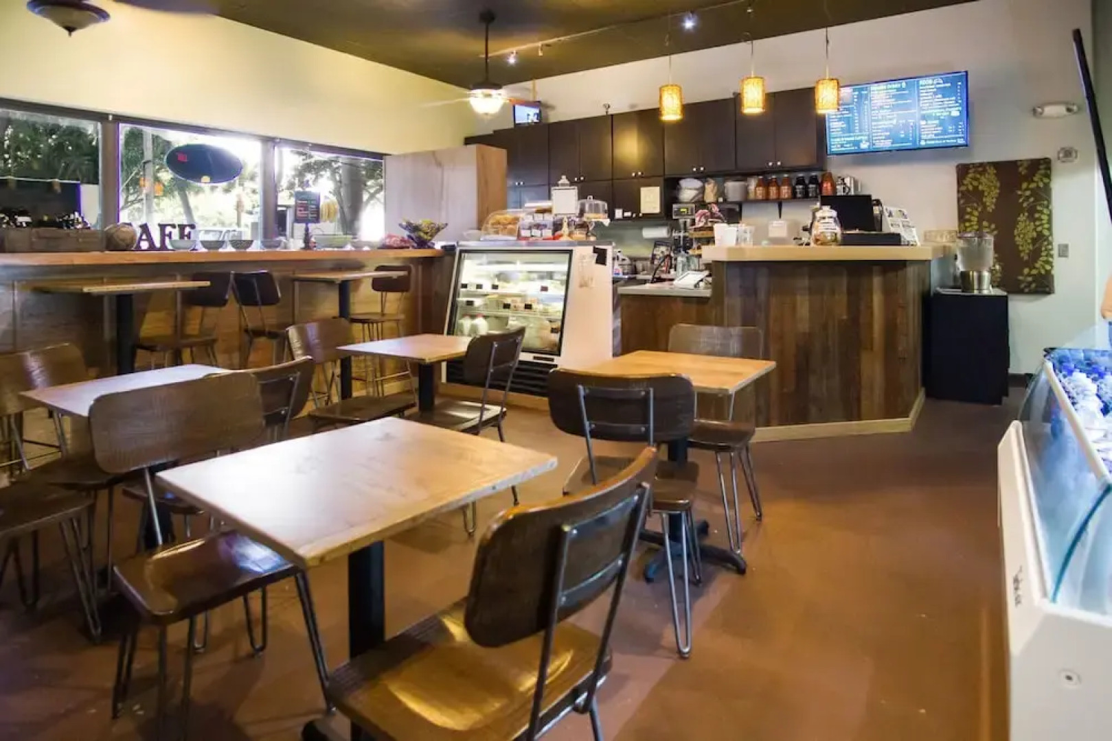 Waikiki Banyan - Ocean View Tower 1 Suite 2214